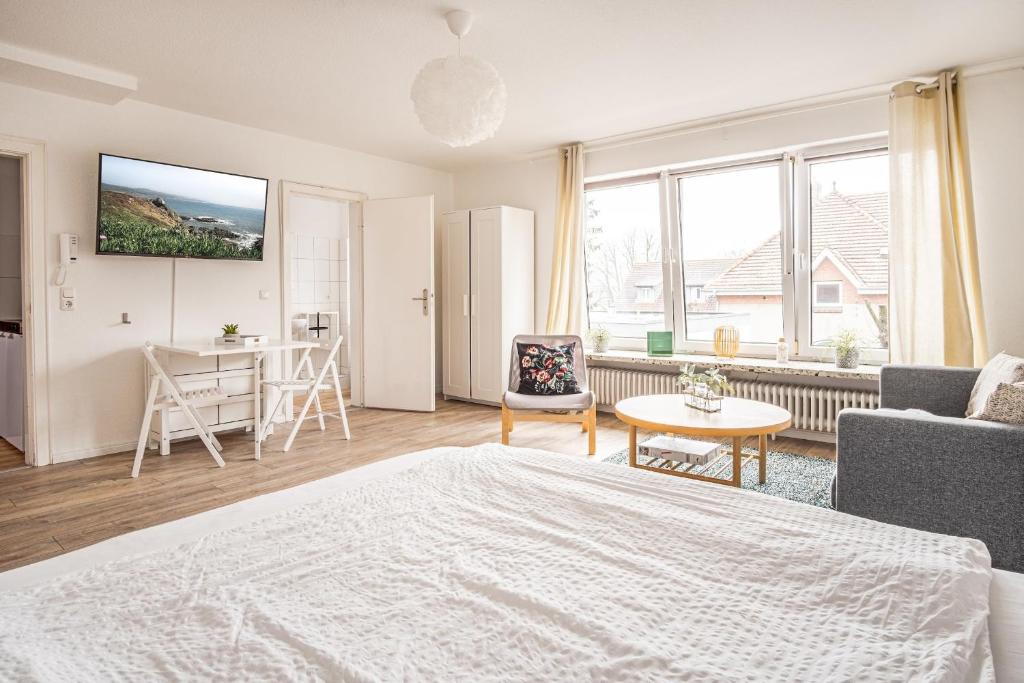 - une chambre avec un lit et un salon dans l'établissement Lieblingsplatz - a63068, à Eckernförde