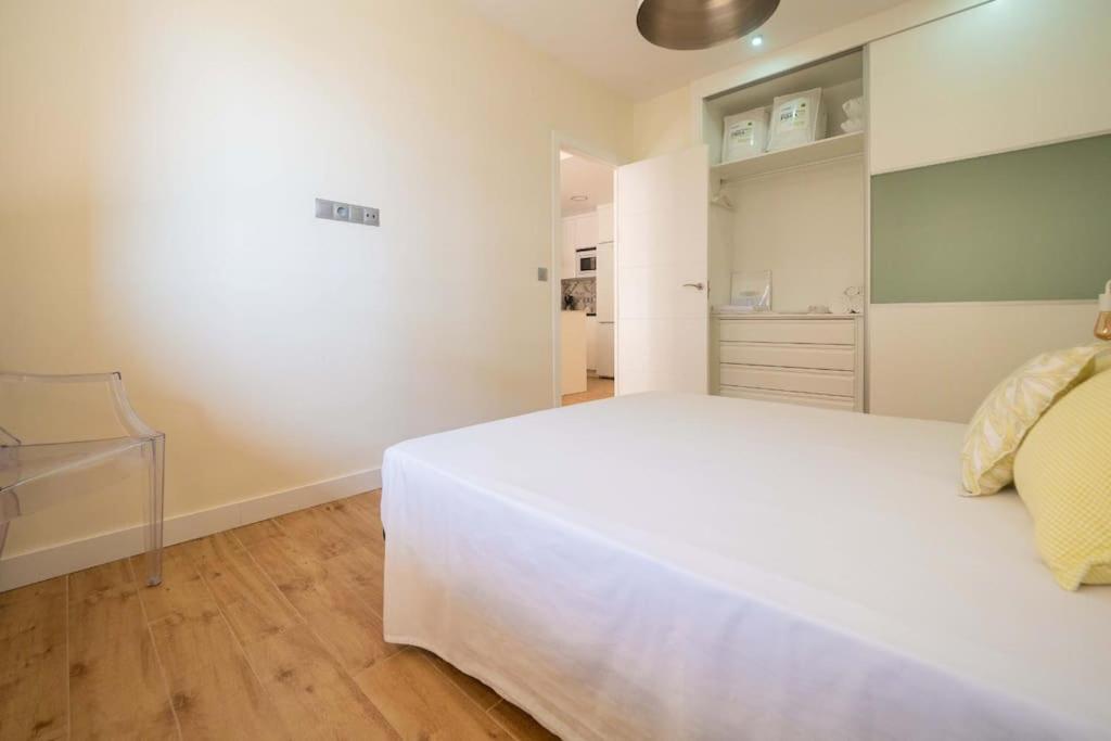 A bed or beds in a room at Lindo apartamento junto al mar RONDA IV, ROCIO