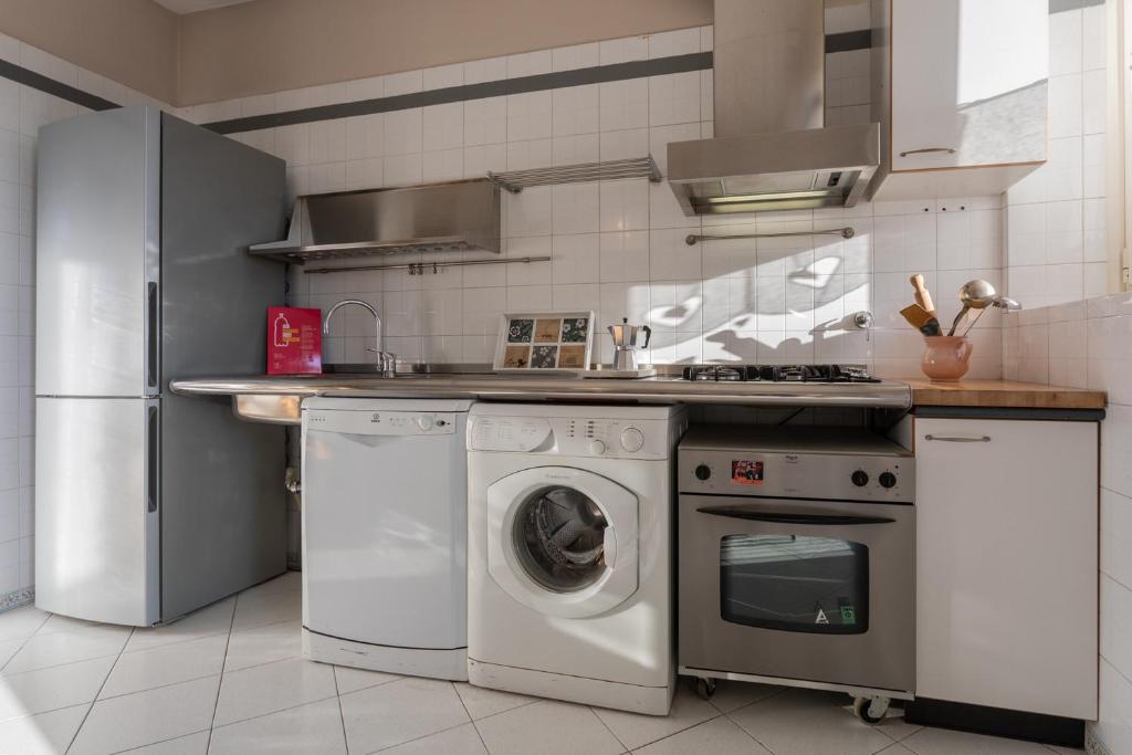 A kitchen or kitchenette at Casa Torricelli in zona Crocetta by Wonderful Italy