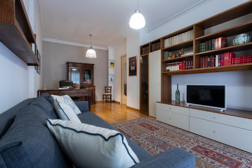 A television and/or entertainment centre at Casa Torricelli in zona Crocetta by Wonderful Italy