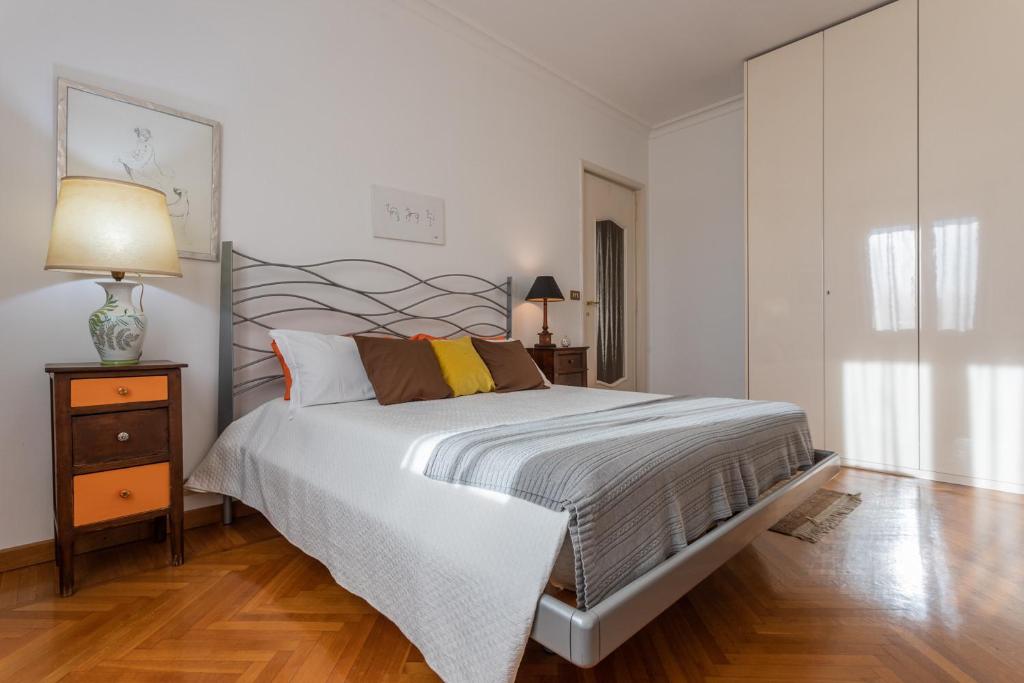 A bed or beds in a room at Casa Torricelli in zona Crocetta by Wonderful Italy