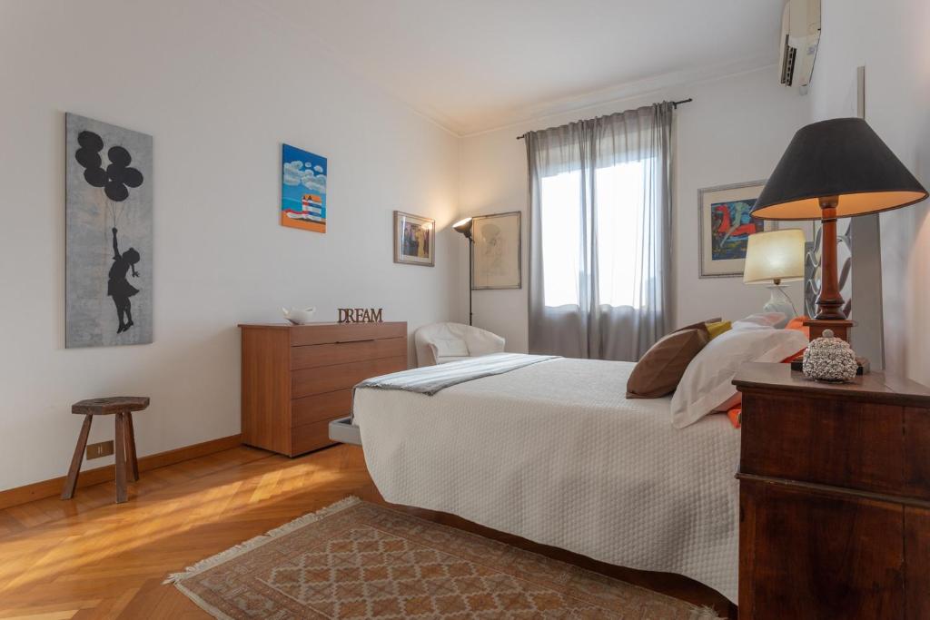 A bed or beds in a room at Casa Torricelli in zona Crocetta by Wonderful Italy