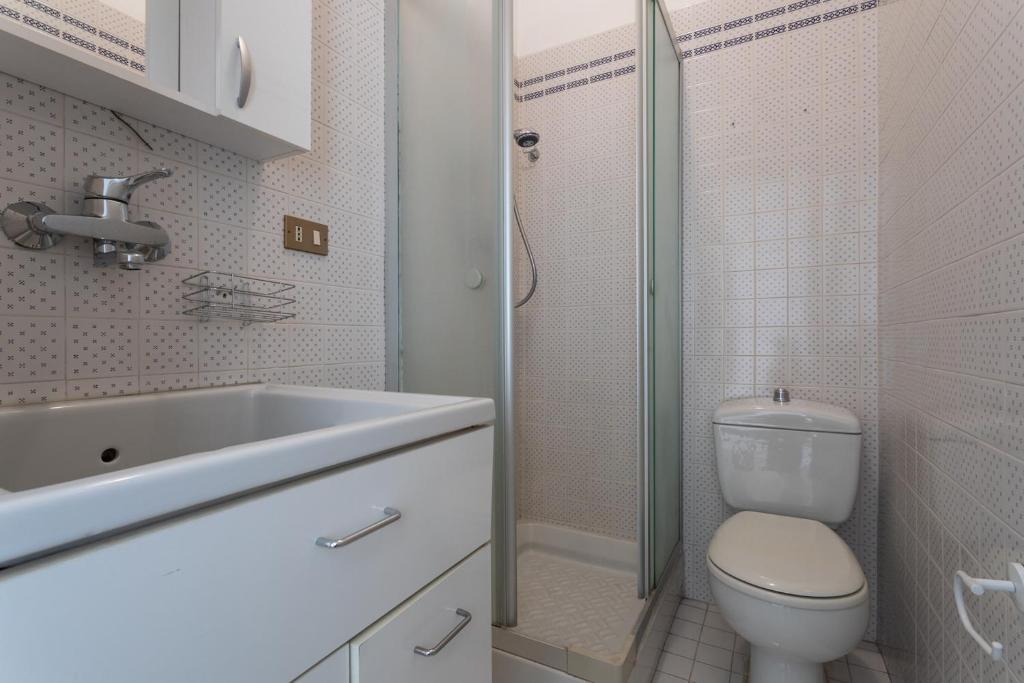 A bathroom at Casa Torricelli in zona Crocetta by Wonderful Italy