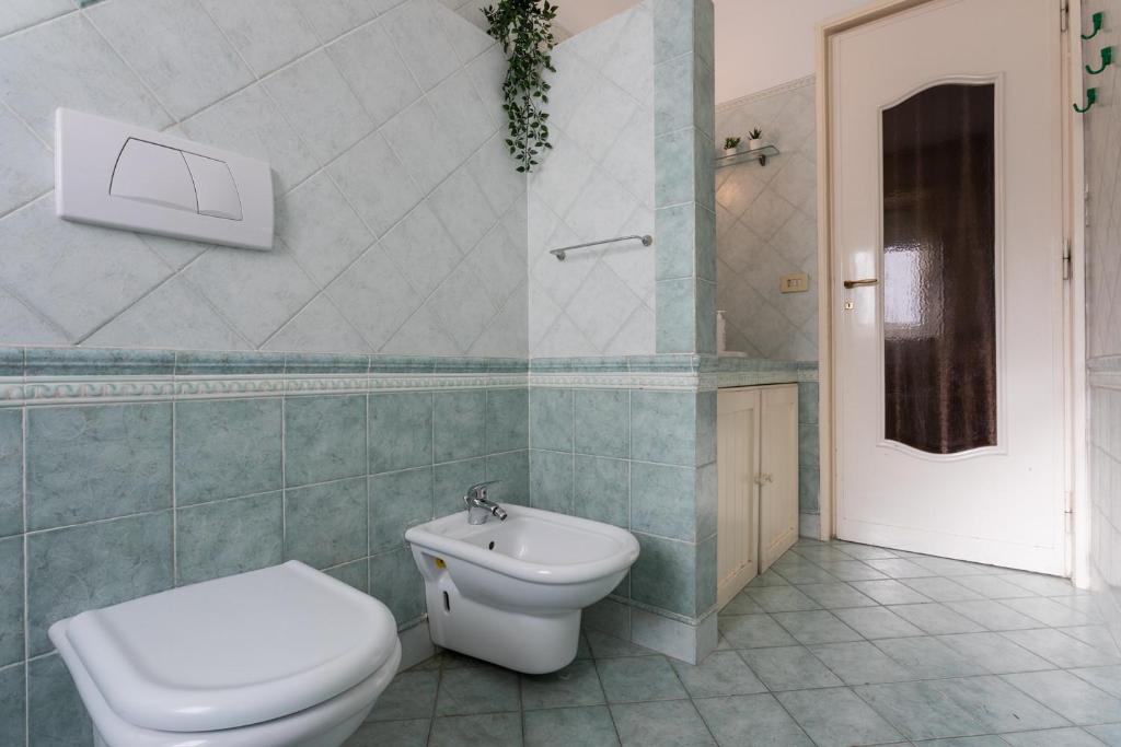A bathroom at Casa Torricelli in zona Crocetta by Wonderful Italy