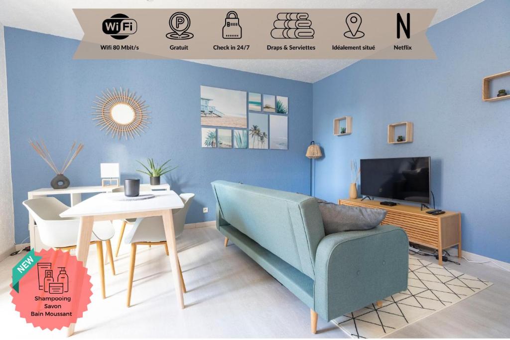 uma sala de estar azul com uma mesa e uma cadeira em Cosy T2 rénové, proche centre-ville-Fibre/Netflix em Montluçon