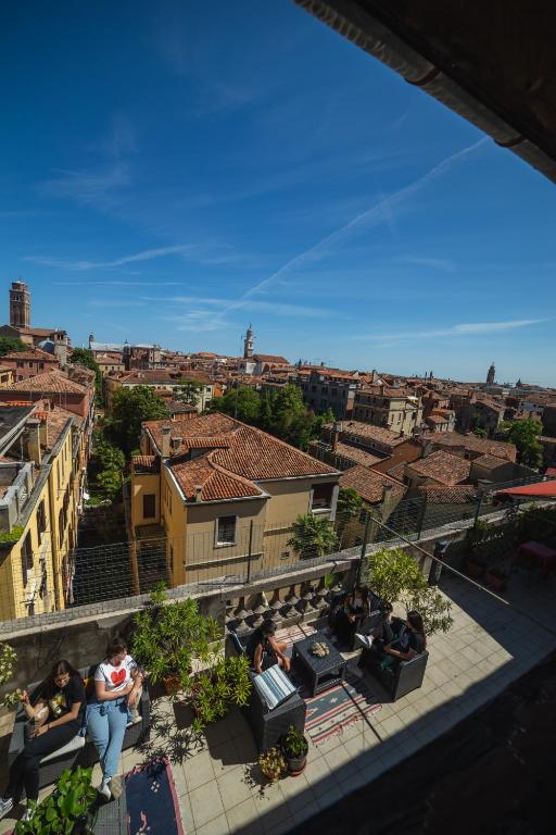 Nespecifikovaný výhled na destinaci Benátky nebo výhled na město při pohledu z hostelu