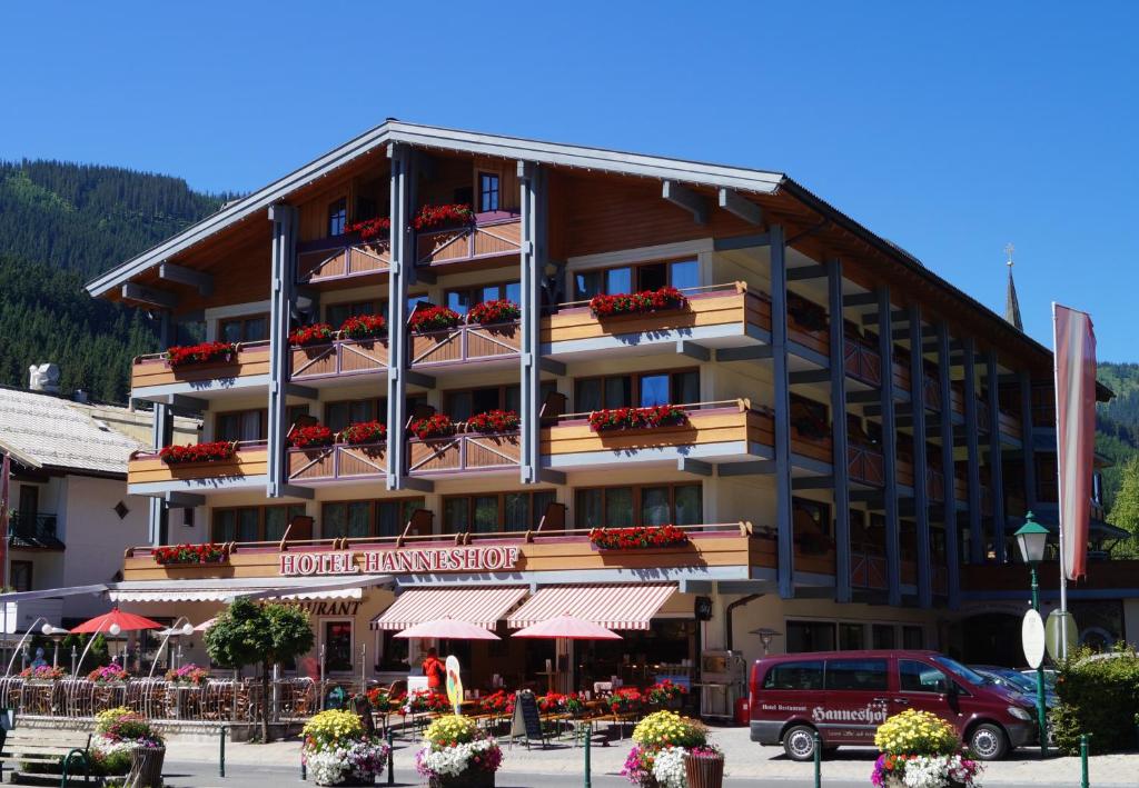 un gran edificio con flores en los balcones en Vital - und Wellnesshotel Hanneshof, en Filzmoos