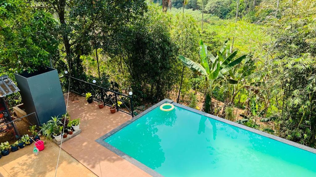 Bazén v ubytování Golden Cypress Resort with Pool -Wayanad nebo v jeho okolí