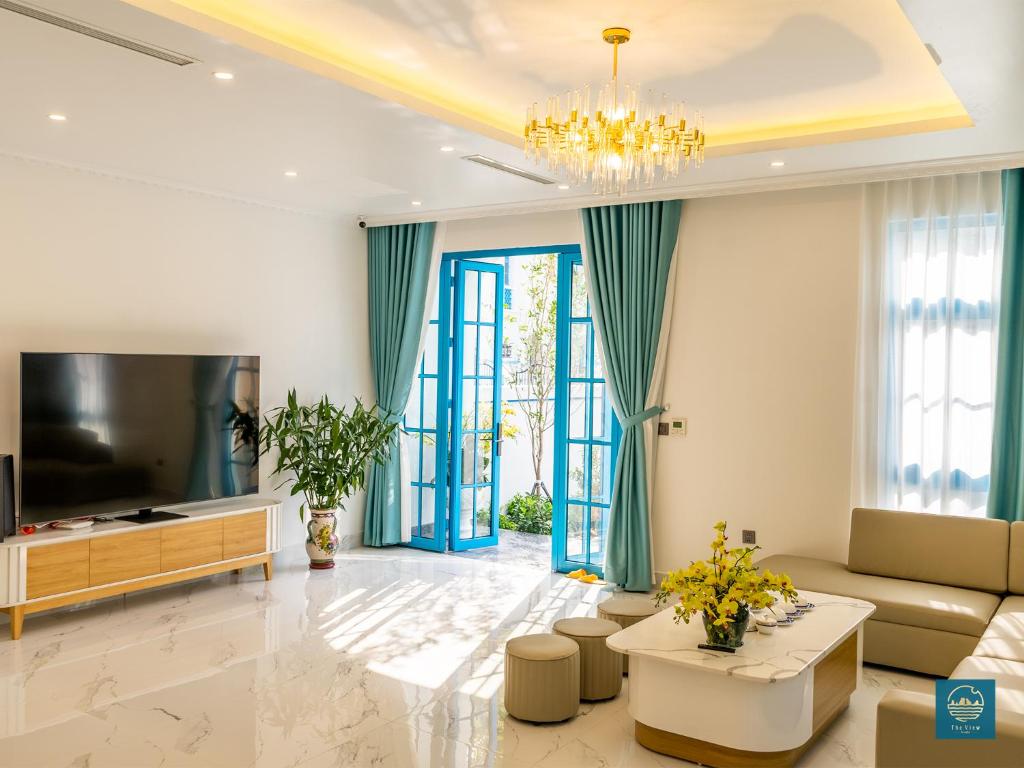 TV a/nebo společenská místnost v ubytování The View Villa Hạ Long Bay