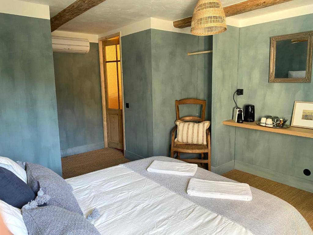 um quarto com uma cama e uma cadeira em Cévennes - Magnifique chambre d'hôtes, indépendante et moderne em Monoblet