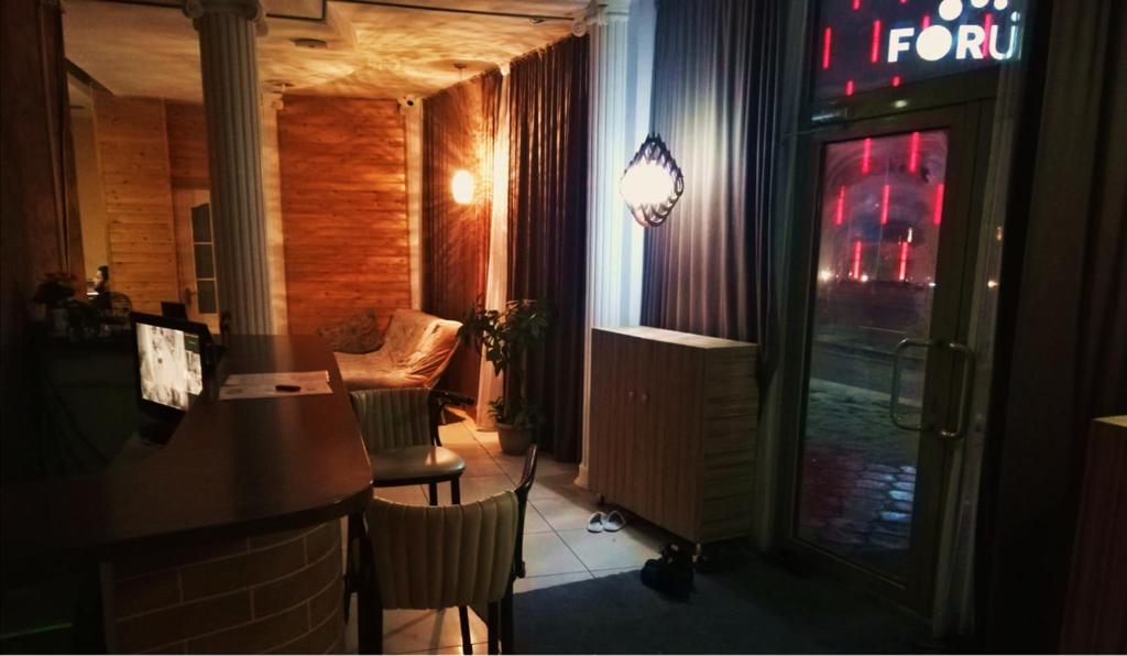 - un restaurant avec un bar et des chaises dans la chambre dans l'établissement Fox Hostel, à Almaty