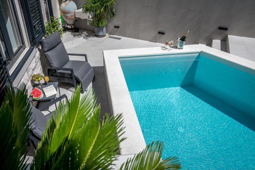 Bazén v ubytovaní Apartment One B with Heated Private pool alebo v jeho blízkosti