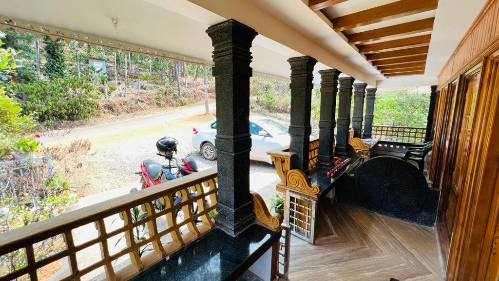 Balkón nebo terasa v ubytování Golden Cypress Resort with Pool -Wayanad