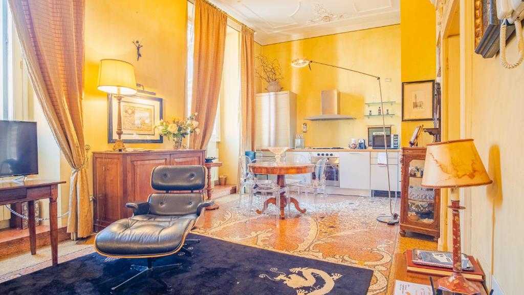 ヴェローナにあるResidenza dei Signori - Italian Homingの黄色の壁のキッチン(テーブル、椅子付)
