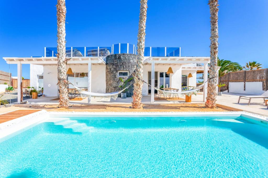 Bazén v ubytovaní Boutique Beach Villa by Lanzarote Retreats - Private Pool - 1 min walk to Sea Pool alebo v jeho blízkosti