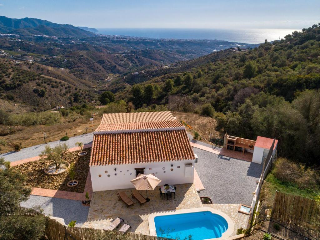 een luchtzicht op een huis met een zwembad bij Villa El Retiro in Frigiliana