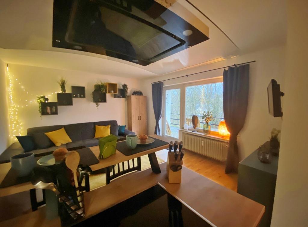 a living room with a couch and a table at Appartement Aussen PFUI - Innen HUI in Willingen