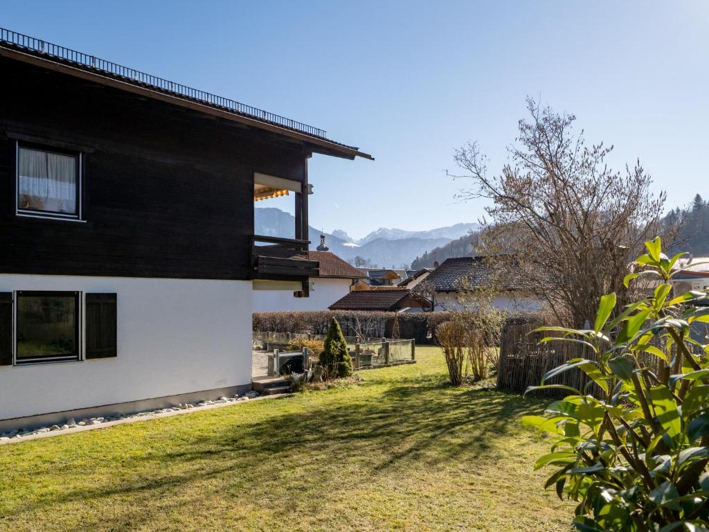 ein Haus mit einem schwarzen Dach und einem Hof in der Unterkunft Ferienwohnung BT Sieben in Oberaudorf