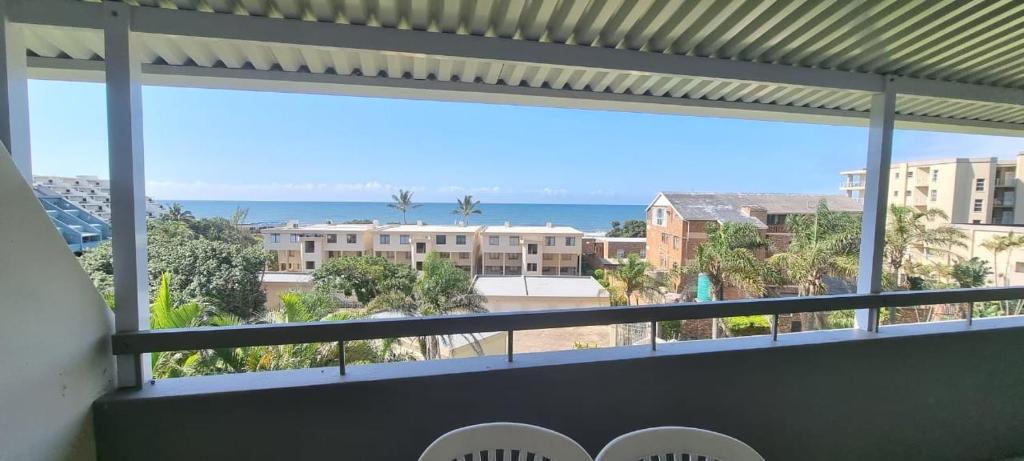 - un balcon avec vue sur l'océan et les bâtiments dans l'établissement Mont Blanc 19, à Margate
