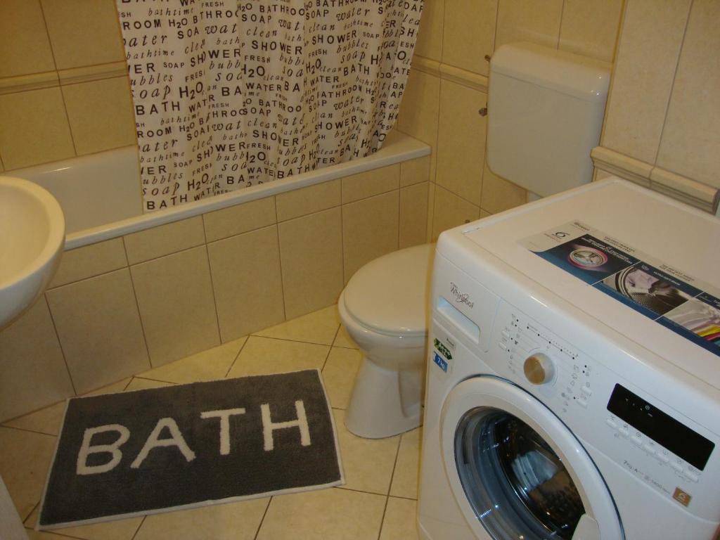 A bathroom at Viktória Beach Apartman Gold 1. Siófok