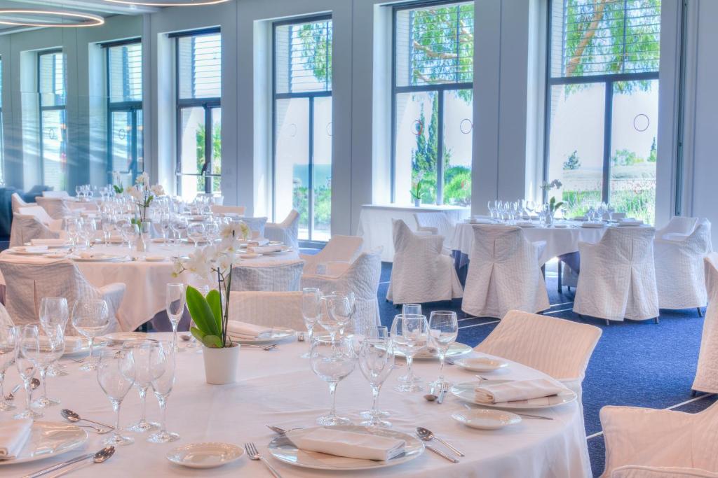 Reštaurácia alebo iné gastronomické zariadenie v ubytovaní Eurostars Sitges
