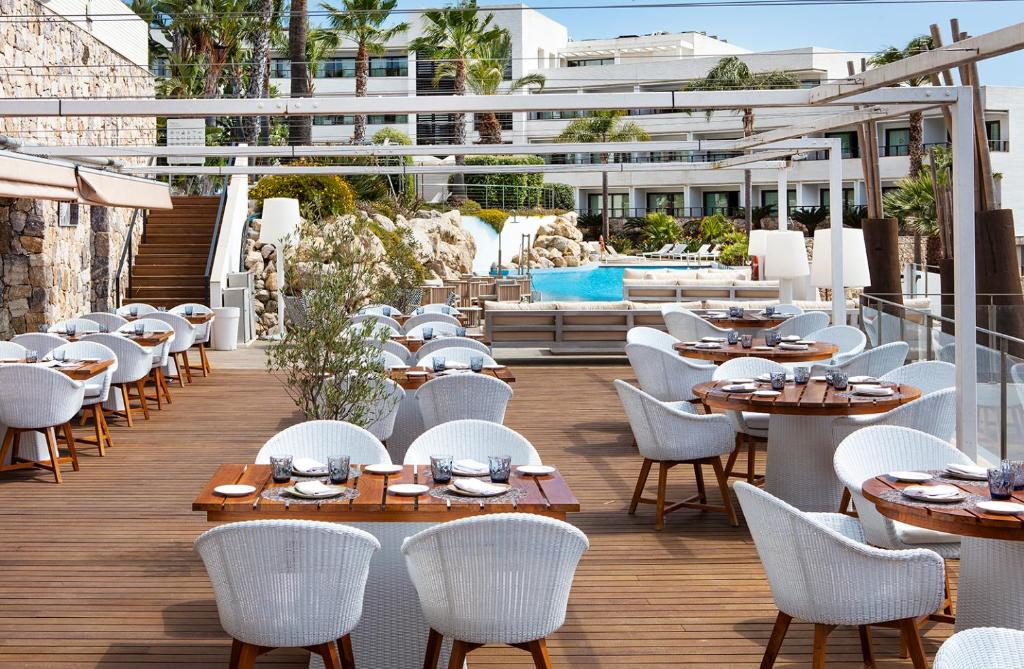 Reštaurácia alebo iné gastronomické zariadenie v ubytovaní Eurostars Sitges