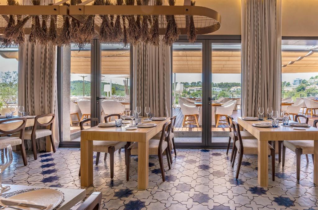 Reštaurácia alebo iné gastronomické zariadenie v ubytovaní Eurostars Sitges