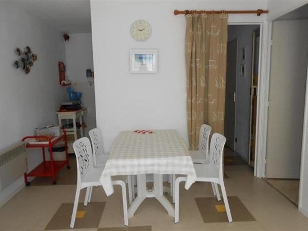 Photo de la galerie de l'établissement Appartement T2 cabine en RDC avec terrasse, proche plage et commerces, garage privatif - FR-1-324-146, à Saint-Hilaire-de-Riez
