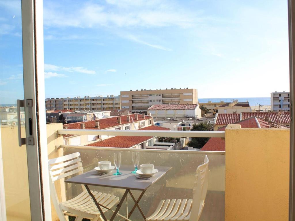 une table et des chaises sur un balcon avec vue dans l'établissement Appartement cosy avec balcons, à 250m de la plage - 4 couchages, 2 étoiles, Port-la-Nouvelle - FR-1-229C-17, à Port-la-Nouvelle