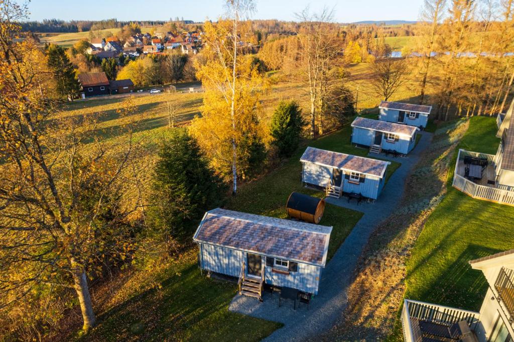 una vista aérea de un grupo de cabañas en Tiny Chalet en Clausthal-Zellerfeld