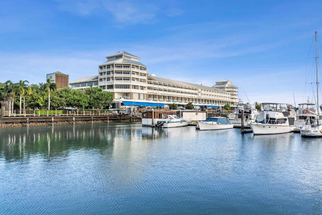 ケアンズにあるShangri-La The Marina, Cairnsの建物前に停泊する船のマリーナ