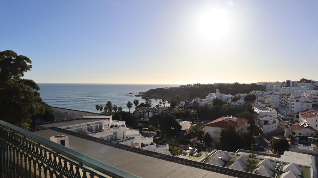 una vista aérea de la ciudad y el océano en Quinta Pedra dos Bicos By Albufeira Rental, en Albufeira