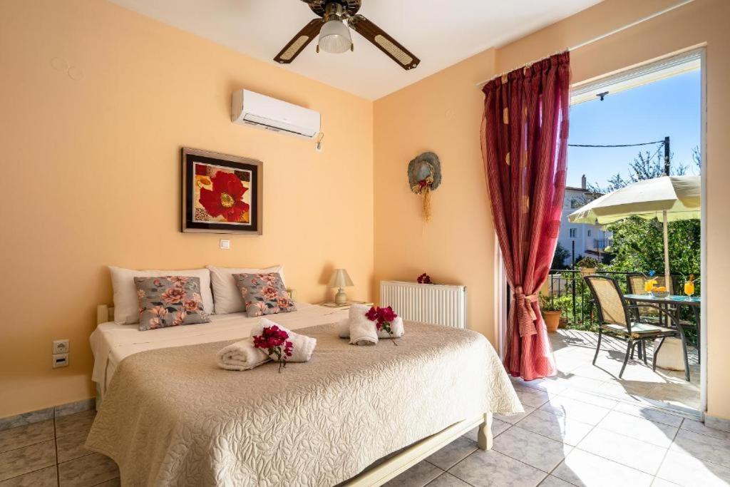 um quarto com uma cama com flores em Mary's house em Argostoli