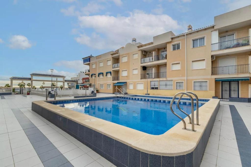 une piscine en face d'un bâtiment dans l'établissement 040 Apartamento Norra, à Torrevieja