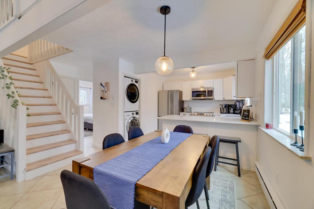 Una cocina y un comedor con mesa y sillas. en Tobyhanna Home with Fire Pit and 3 Community Pools!, en Tobyhanna
