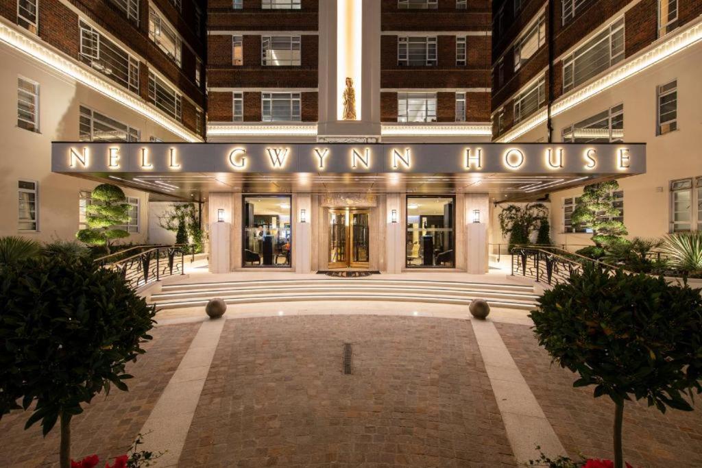 a lobby of a building with a miu cuynne house at Nell Gwynn House Apartments & Rooms in London