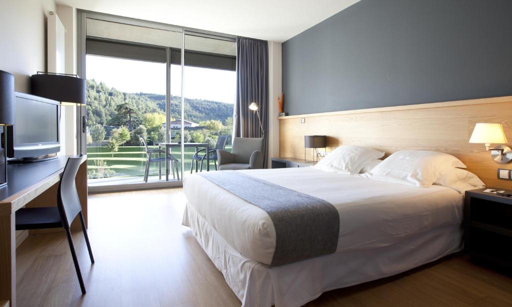 Postel nebo postele na pokoji v ubytování Hotel Món Sant Benet