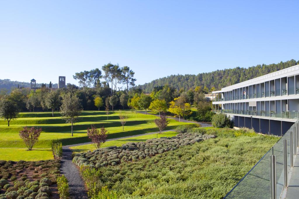 uma vista para o campus a partir da varanda de um edifício em Hotel Món Sant Benet em Sant Fruitos de Bages