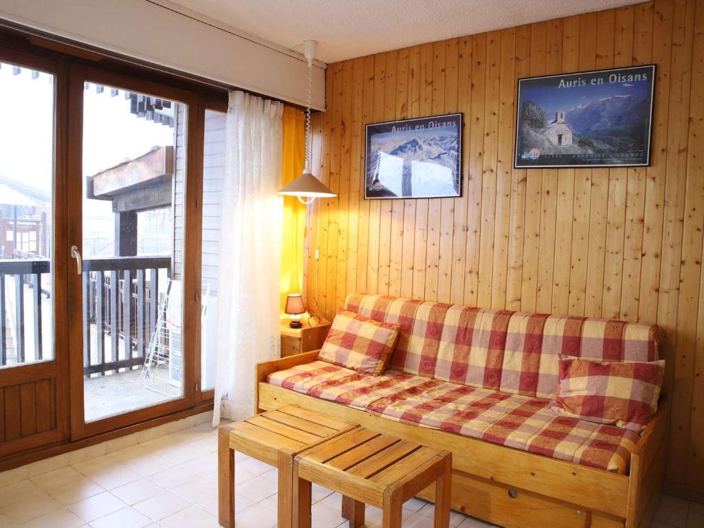 un salon avec un canapé et une table dans l'établissement Studio cosy 3 couchages, balcon sud, skis aux pieds, commerces à proximité - Auris en Oisans - FR-1-297-74, à Auris