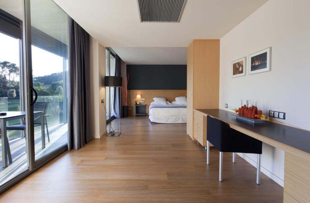 Kuchyň nebo kuchyňský kout v ubytování Hotel Món Sant Benet