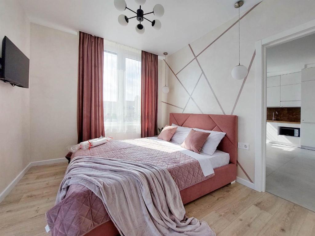 1 dormitorio con 1 cama grande y cabecero rojo en VIP Апартаменти Червоної Калини Сихів Новобудова en Leópolis