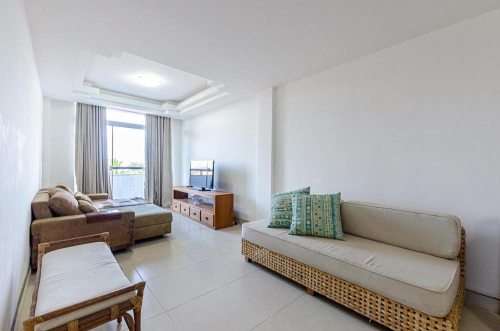 ein Wohnzimmer mit 2 Sofas und einem Sofa in der Unterkunft Excelente apartamento no melhor point de Itaúna a 150 m da praia in Saquarema