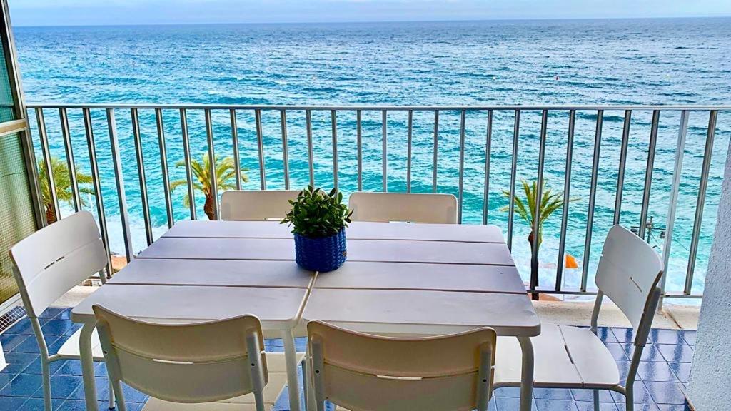 un tavolo e delle sedie su un balcone con vista sull'oceano di New BORODIN FAMILY AB a Lloret de Mar