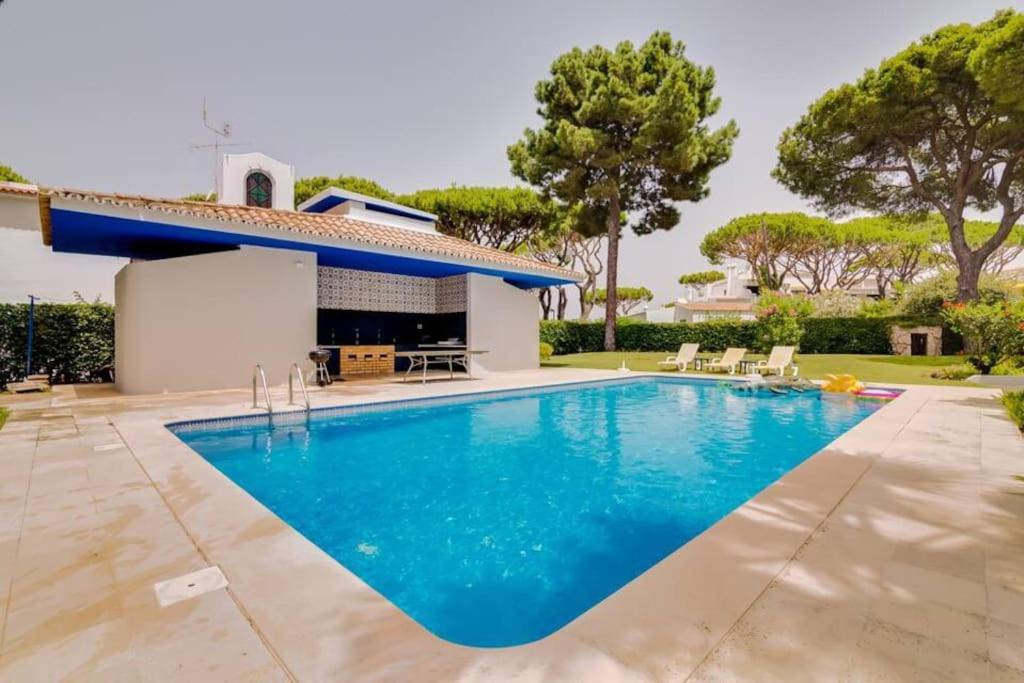 una piscina en el patio trasero de una casa en Vila Alice, en Quarteira
