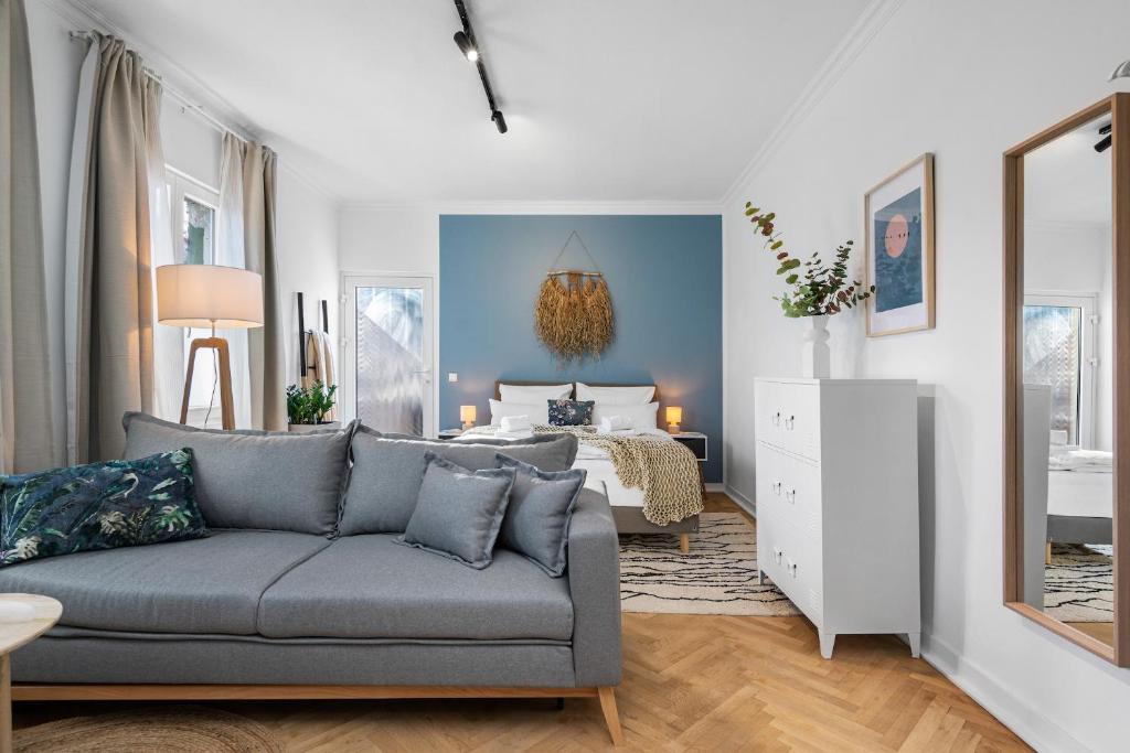 uma sala de estar com um sofá e uma cama em APARTVIEW Apartments Krefeld - WLAN - Zentral - ruhig em Krefeld