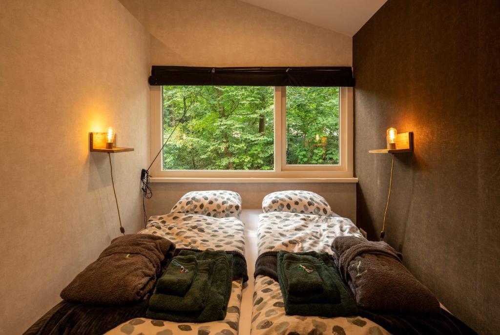 Een bed of bedden in een kamer bij ZEN-Bungalow NO 4 met sauna en hottub
