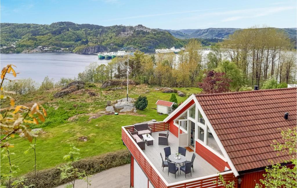 - une vue aérienne sur une maison avec vue sur un lac dans l'établissement Gorgeous Apartment In Lyngdal With Kitchen, à Lyngdal
