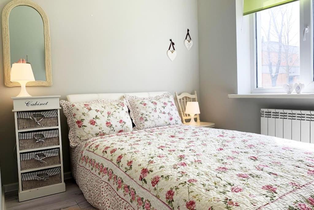 - une chambre avec un lit et un miroir dans l'établissement Lovely 1-bedroom apartment in a historical town, à Sillamäe