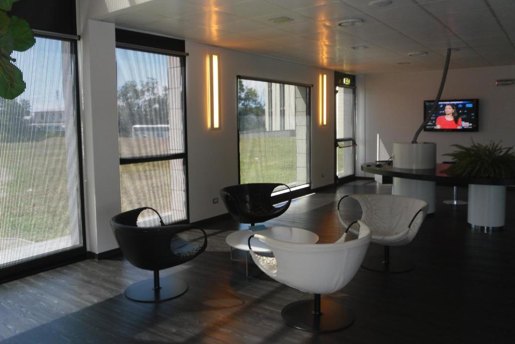 TV a/nebo společenská místnost v ubytování Idea Hotel Milano San Siro
