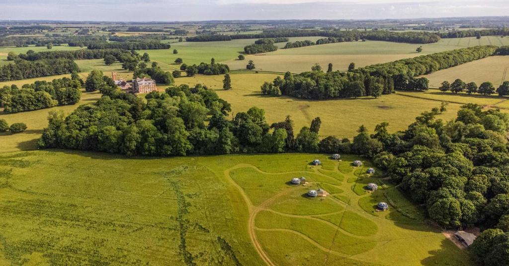 uma vista aérea de um campo com árvores e casas em Wild Meadow, Lodge Farm, East Raynham em Fakenham